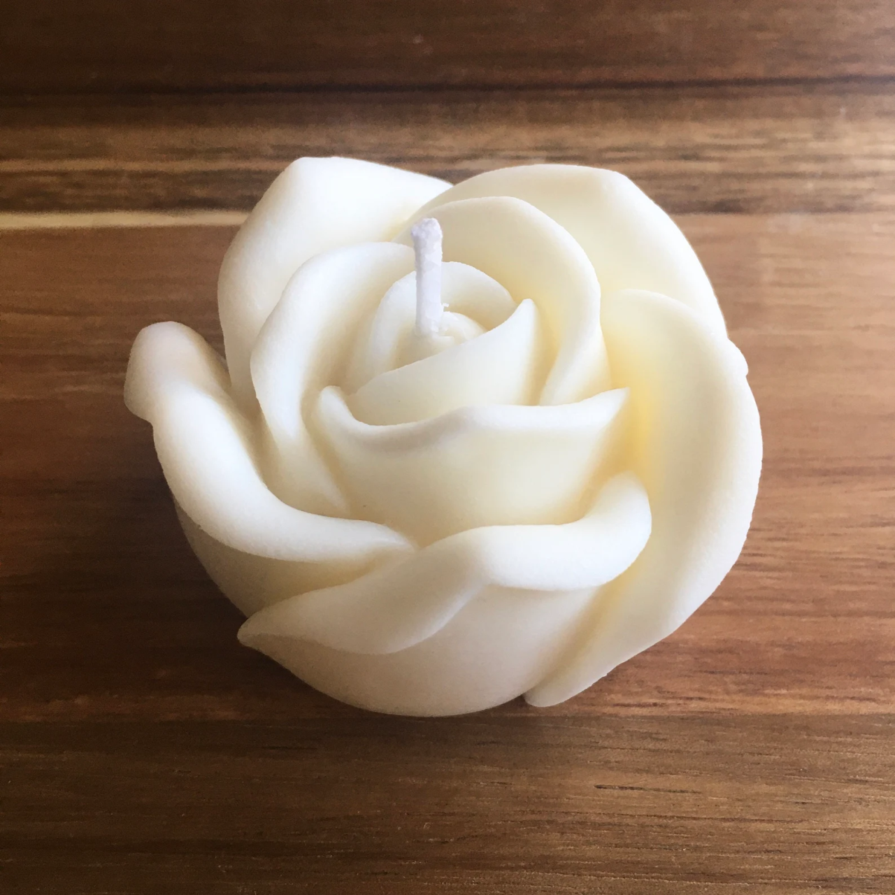 Nishvine Rose Scented Candle