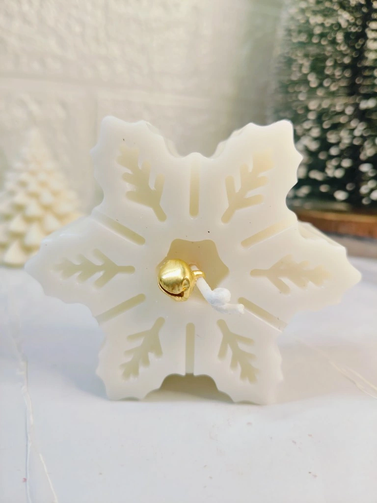 NishVine Christmas Snowflake Candle – 100g White Soy Wax