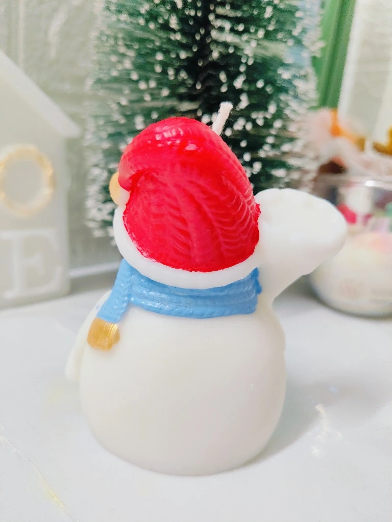 NishVine Christmas Snowman Candle – multicolor soy wax festive candle with jasmine, lavender & lemongrass fragrance